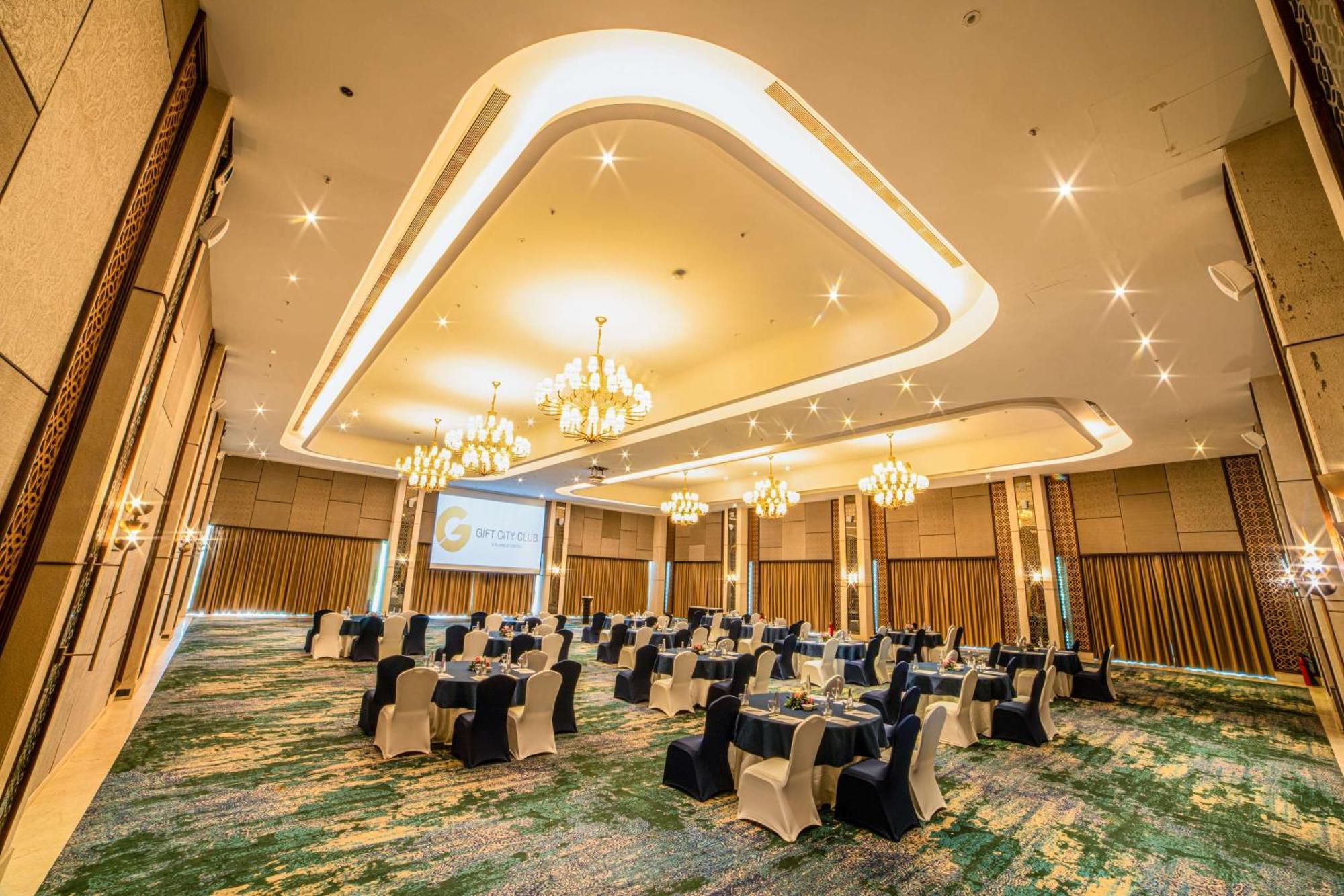 礼物城市俱乐部及商务中心 甘地讷格尔 外观 照片